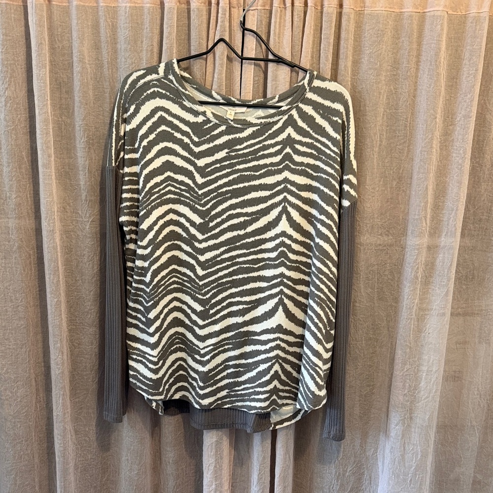 Como Vintage Gray and White Zebra Print Pullover